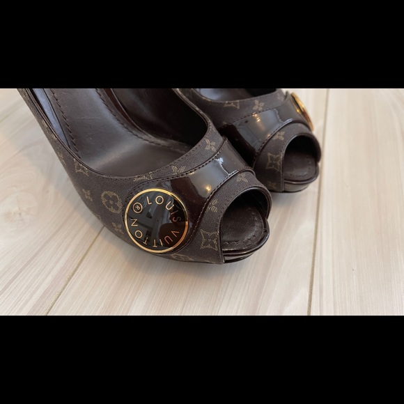 Authentic Louis Vuitton 37.5 brown monogram heels - Picture 11 of 12